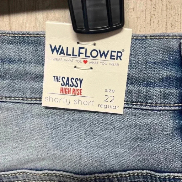 Wallflower Jean Shorts Sassy High Rise Shorty Shorts Size 22 NWT
A2 - Picture 6 of 7